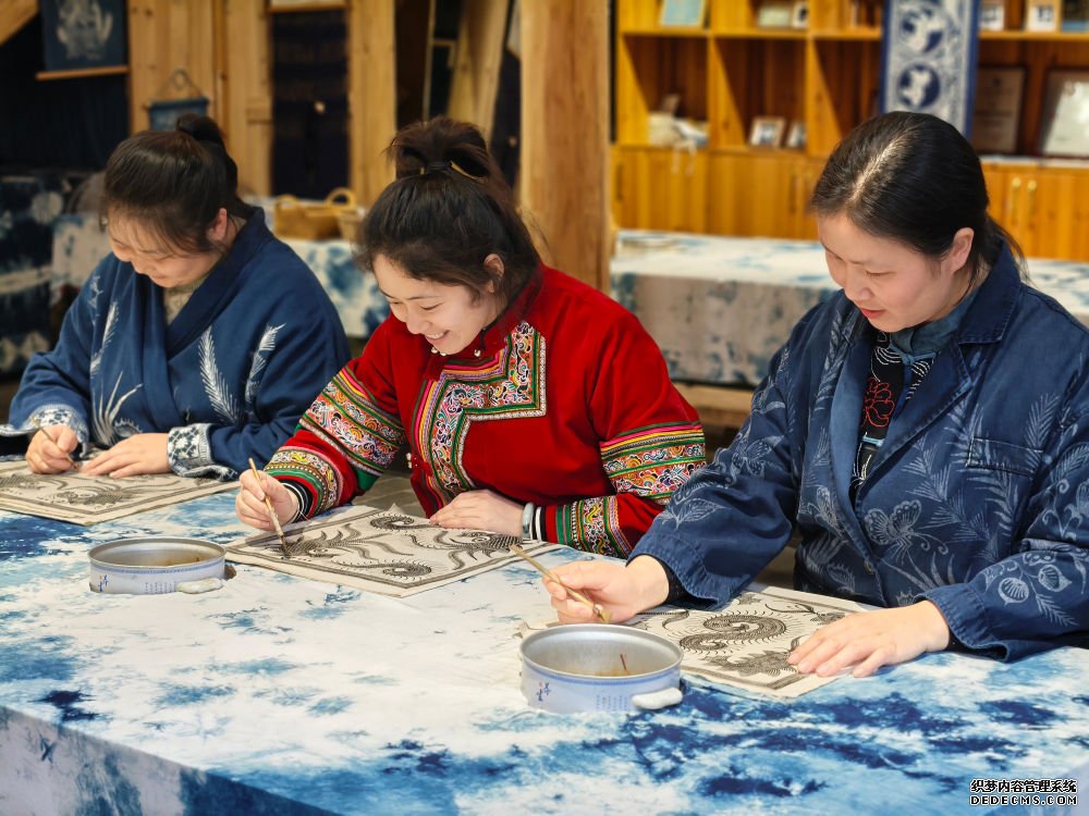 2025年3月14日，村民在肇兴侗寨内制作蜡染。图片来源：新华社