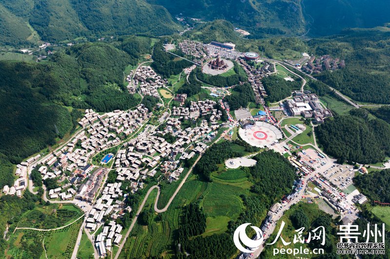 火把季期间，野玉海国家级旅游度假区车水马龙。人民网记者 涂敏摄