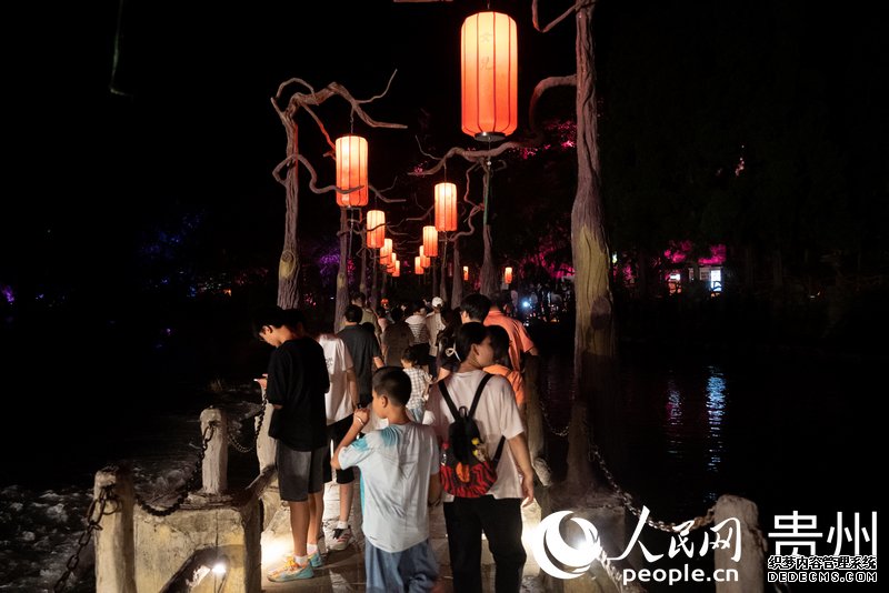 《再回西游》演出结束，游客意犹未尽走向文创小剧场。人民网记者 涂敏摄